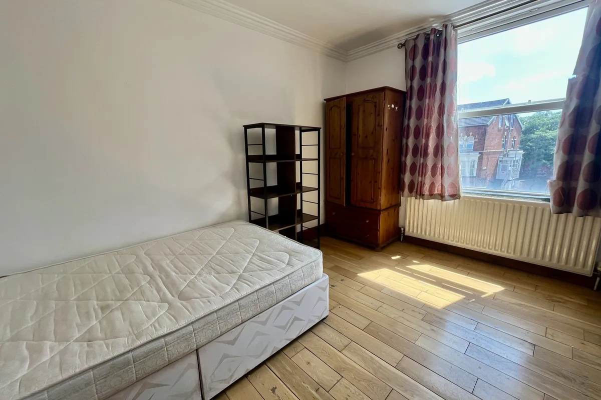 Room Stott Road in Leeds