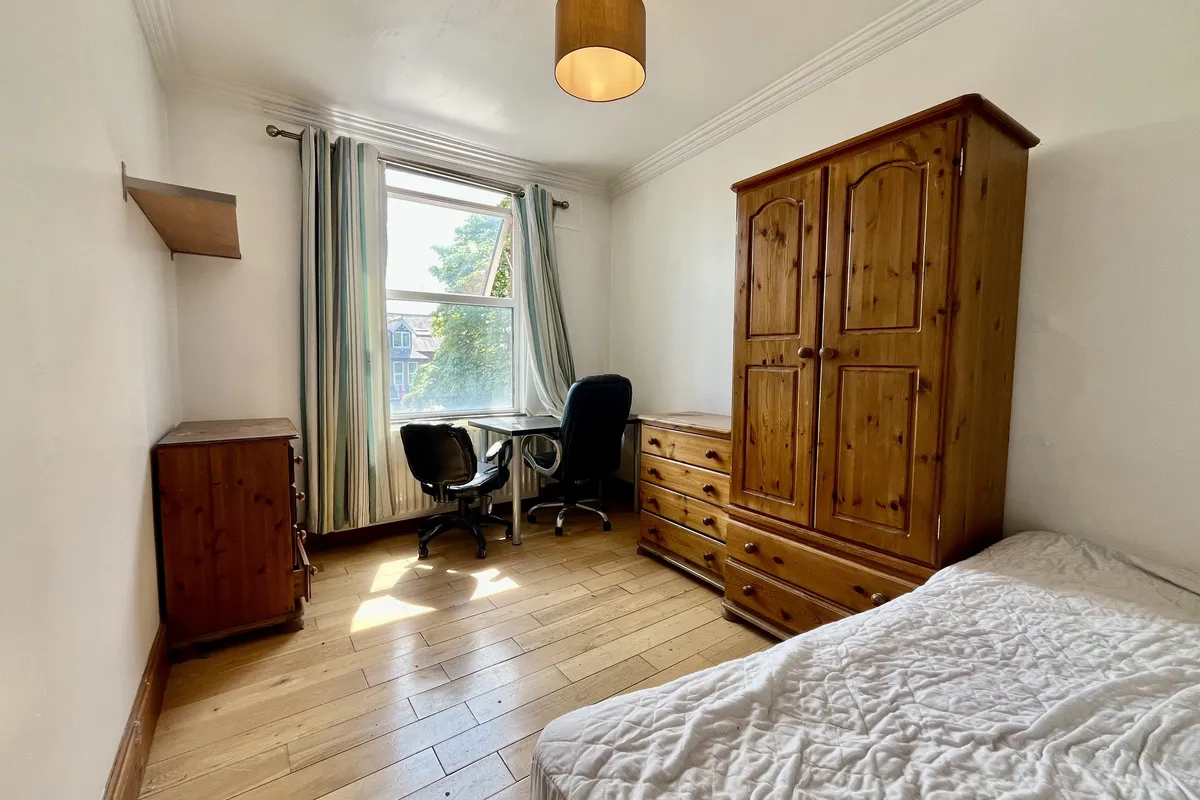 Room Stott Road in Leeds