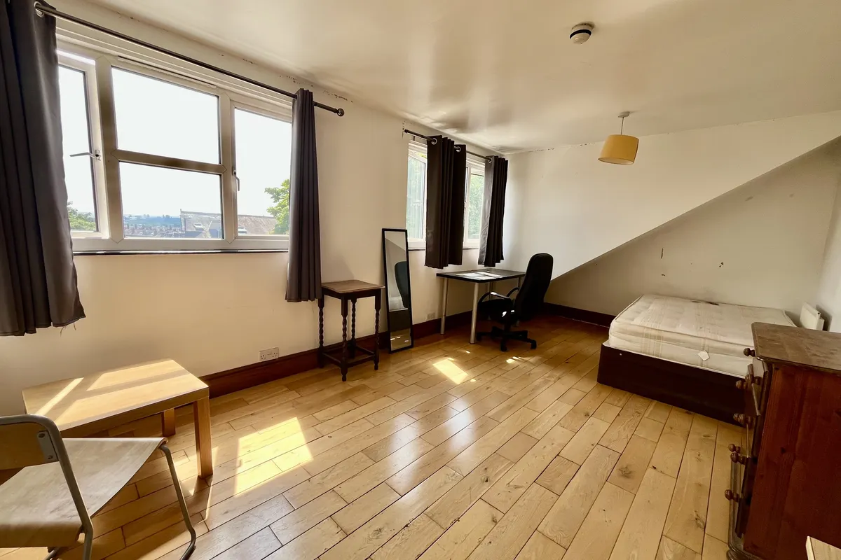 Room Stott Road in Leeds