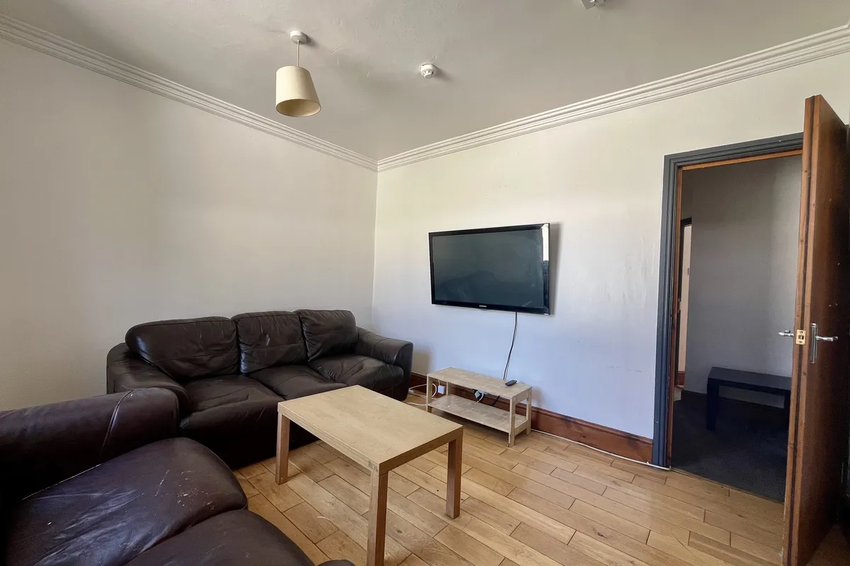 Room Stott Road in Leeds