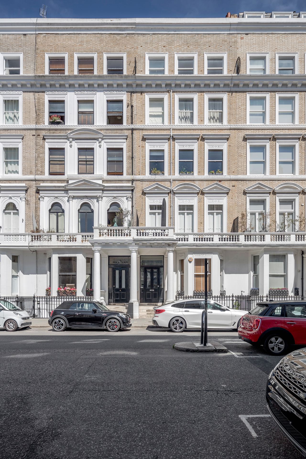 Flat Petersham Place in Greater London