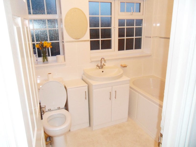 Room Southgate Drive in Crawley