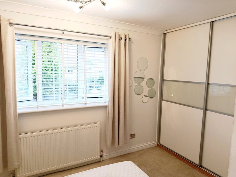 Room Southgate Drive in Crawley