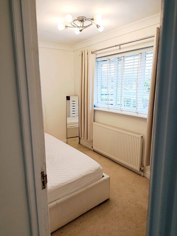 Room Southgate Drive in Crawley