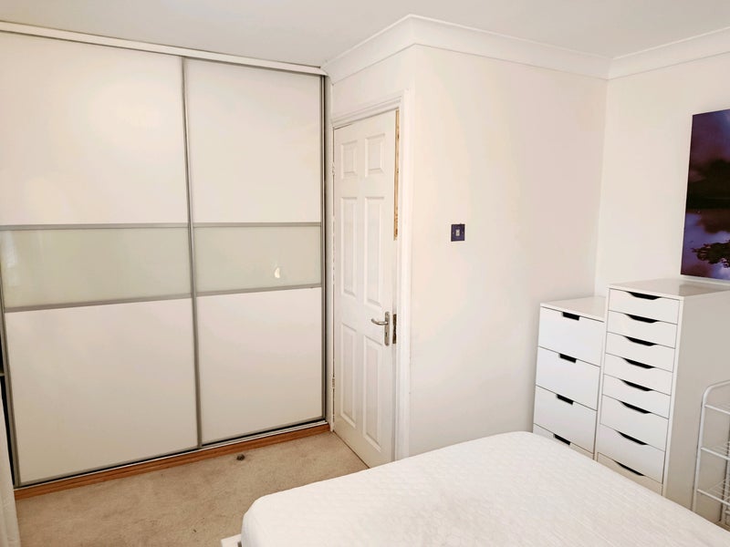 Room Southgate Drive in Crawley