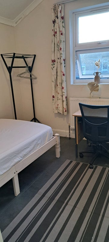 Room Pearcroft Road in Greater London