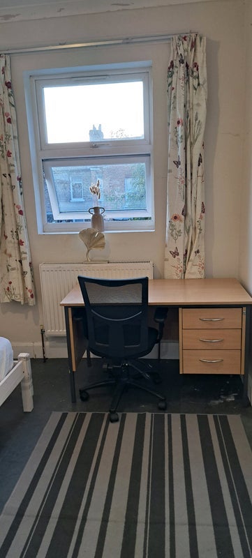 Room Pearcroft Road in Greater London