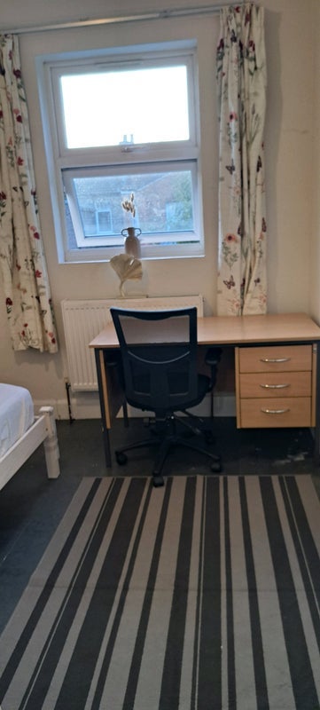 Room Pearcroft Road in Greater London