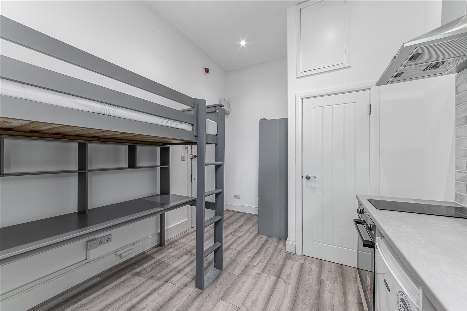 Flat Warwick Road in Greater London