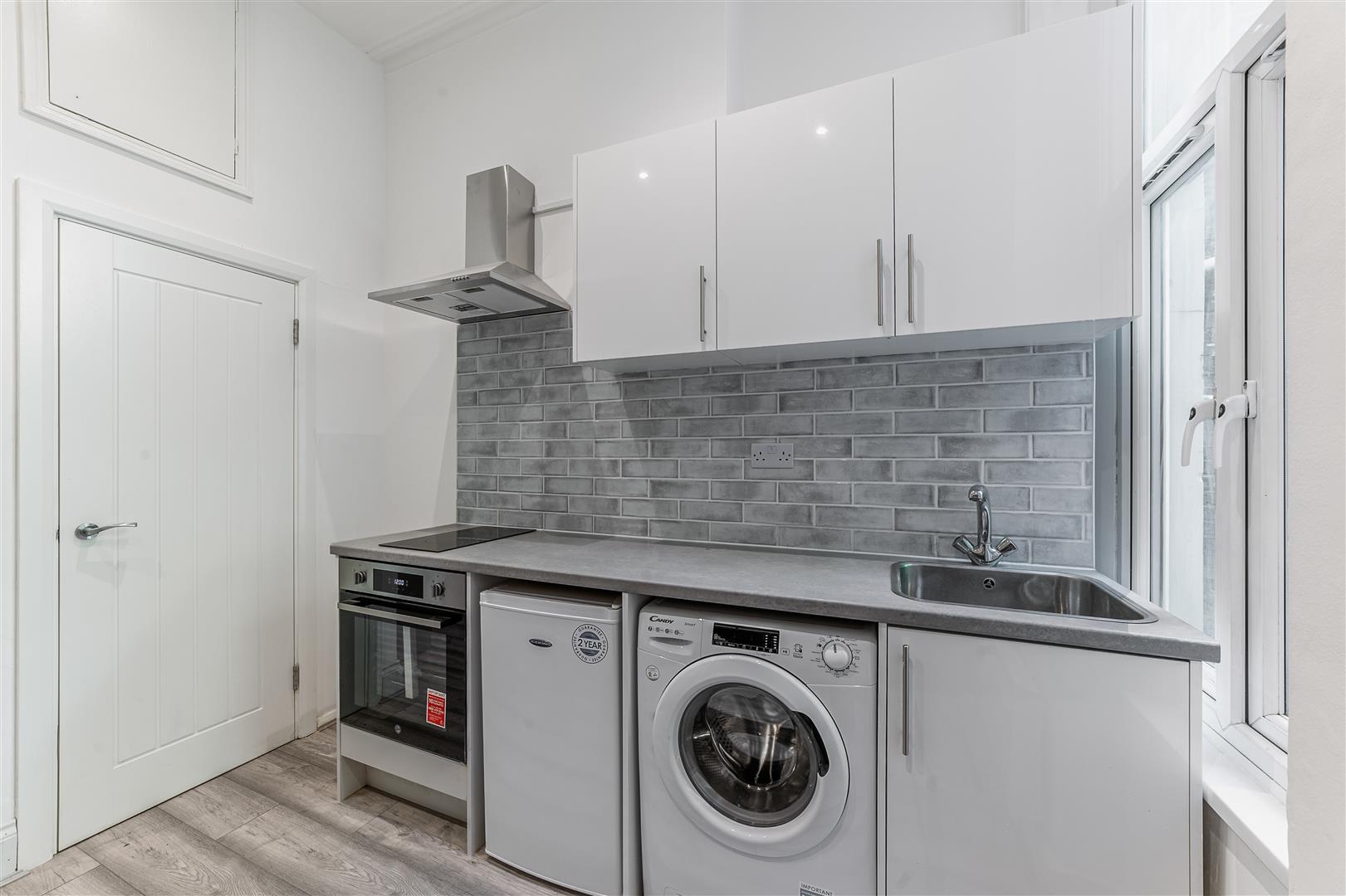 Flat Warwick Road in Greater London