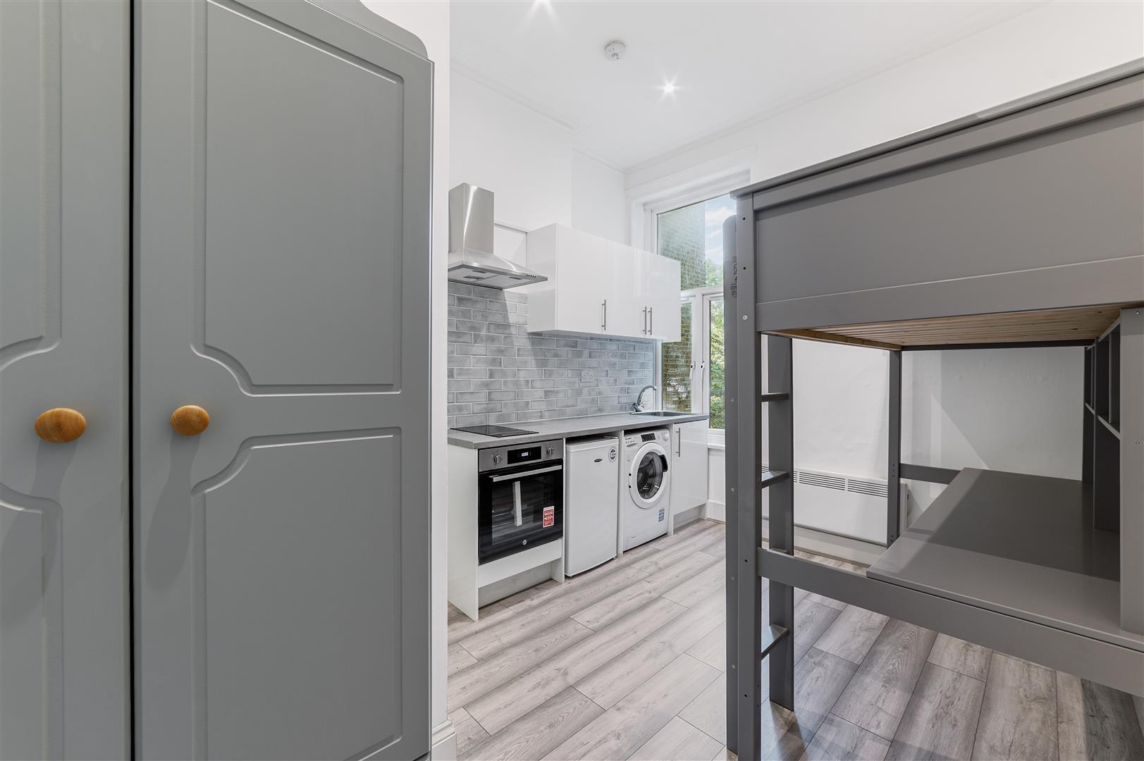 Flat Warwick Road in Greater London