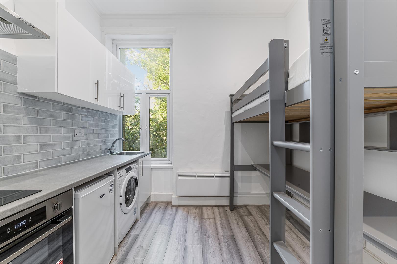 Flat Warwick Road in Greater London