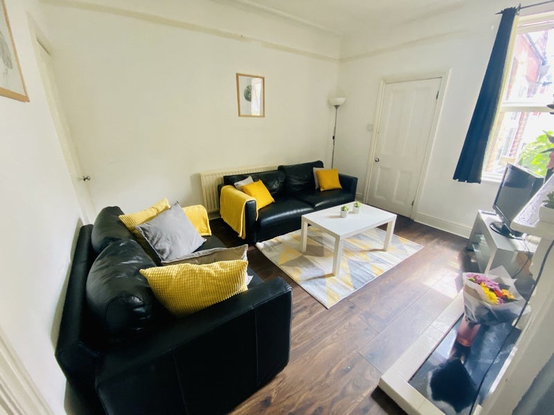 Room Hunter House Road in Sheffield