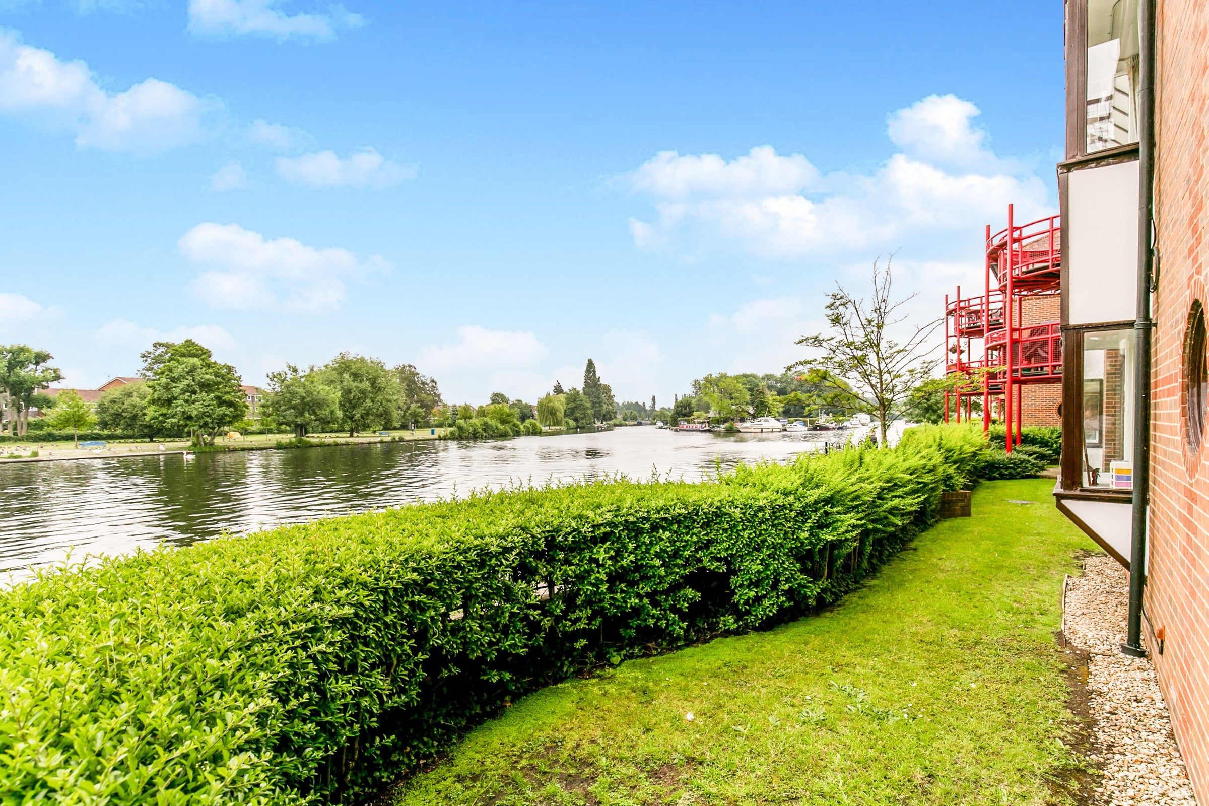 Flat Waterman Place in Reading