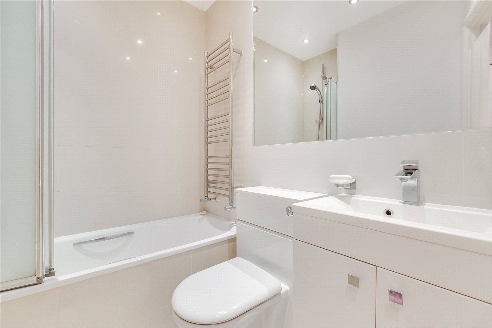 Flat Sloane Avenue in Greater London