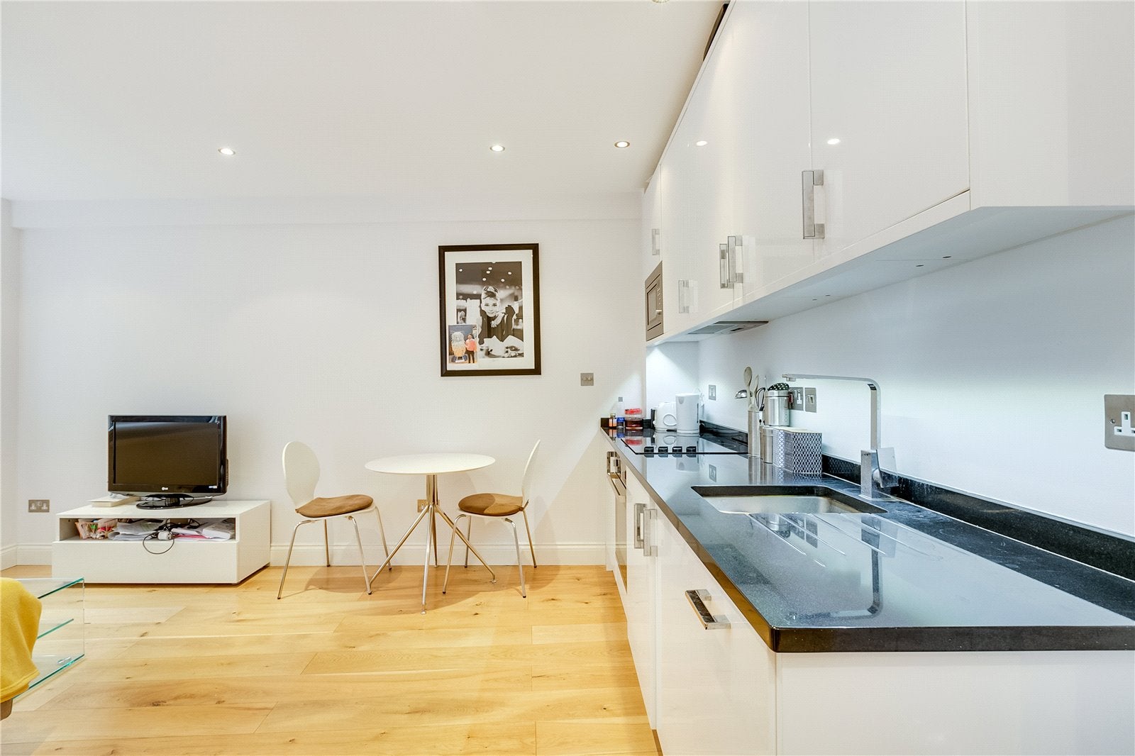Flat Sloane Avenue in Greater London