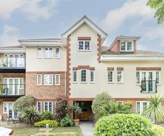 Flat Sheerwater Road in Woking