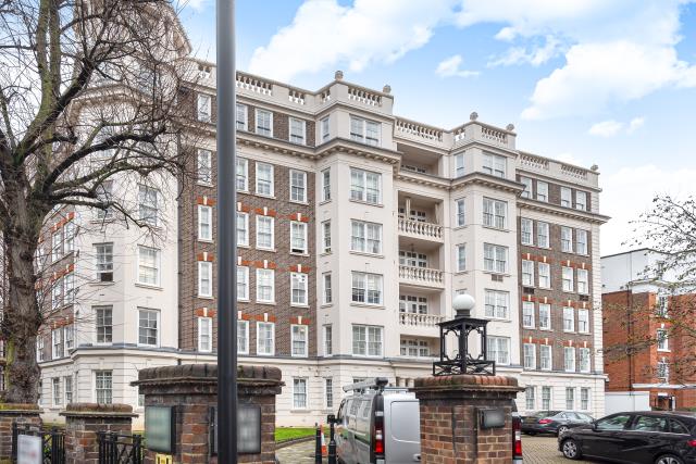 Flat Grove End Road in City of Westminster
