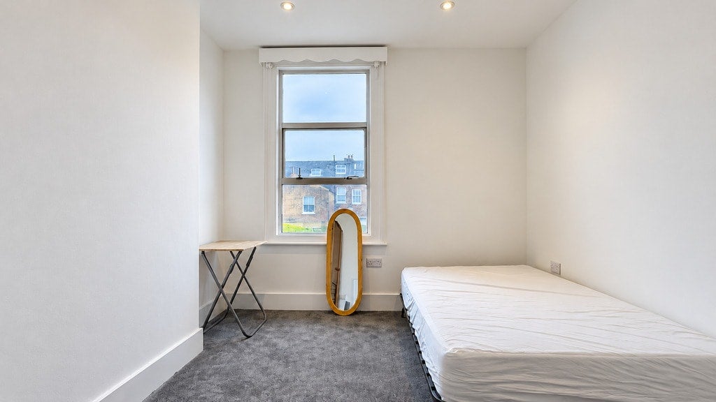 Flat Mortimer Road in Greater London