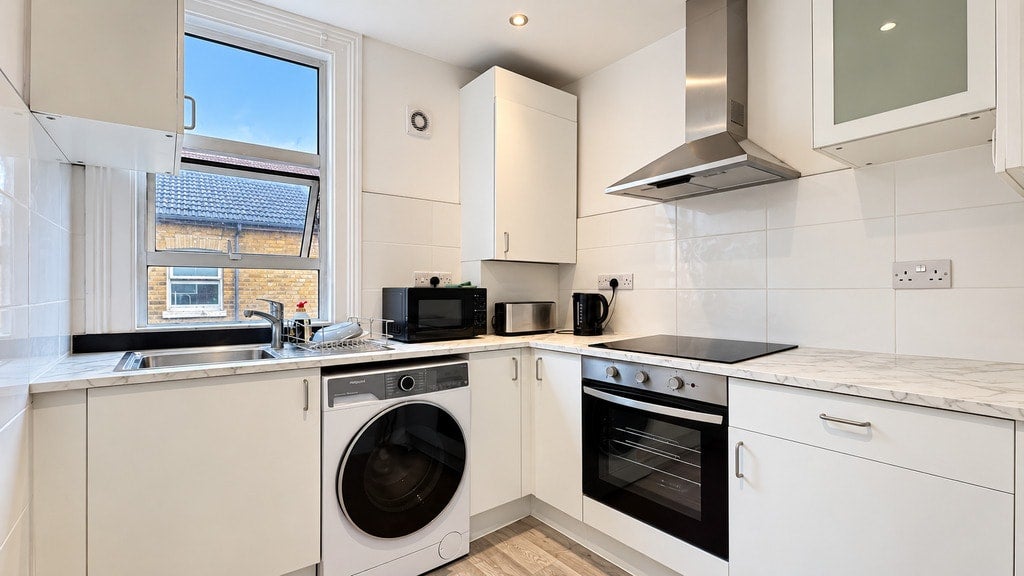 Flat Mortimer Road in Greater London