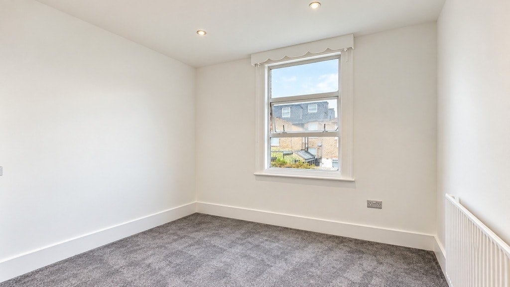 Flat Mortimer Road in Greater London