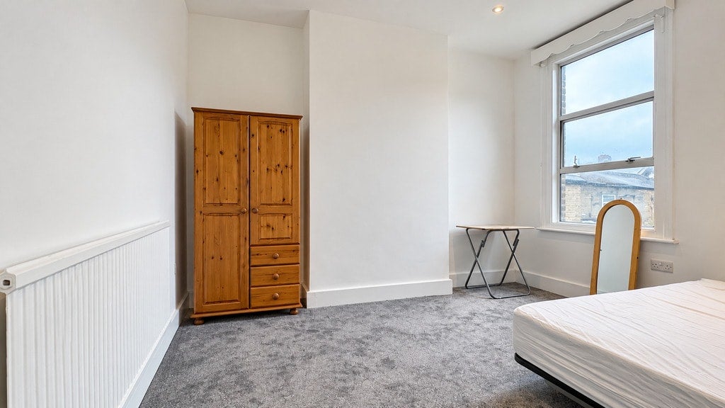 Flat Mortimer Road in Greater London