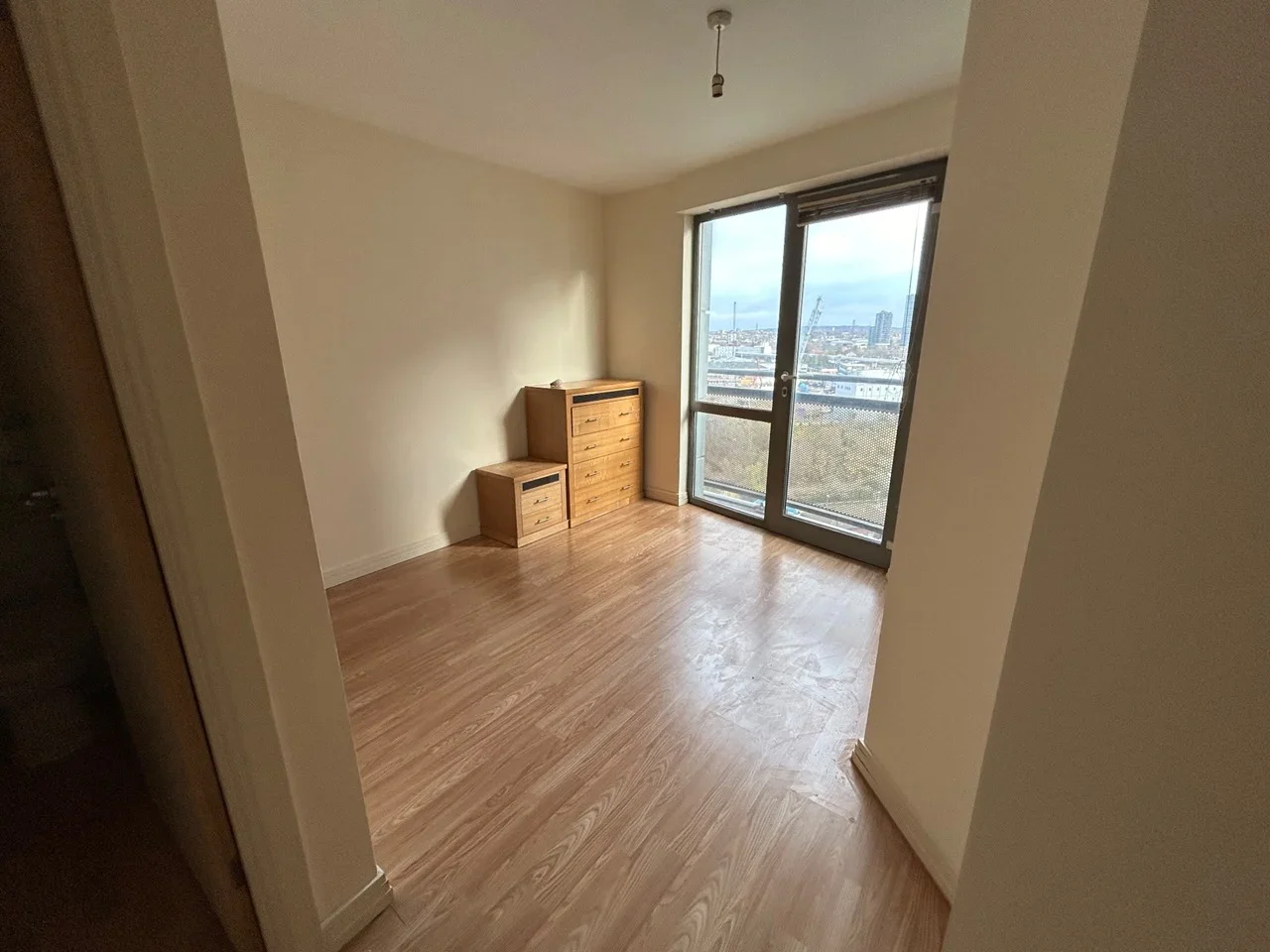 Flat Victoria Road in Greater London