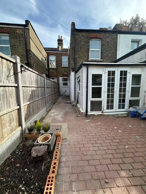 Room Connaught Road in Greater London
