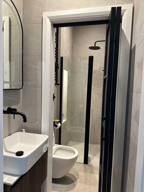 Room Connaught Road in Greater London