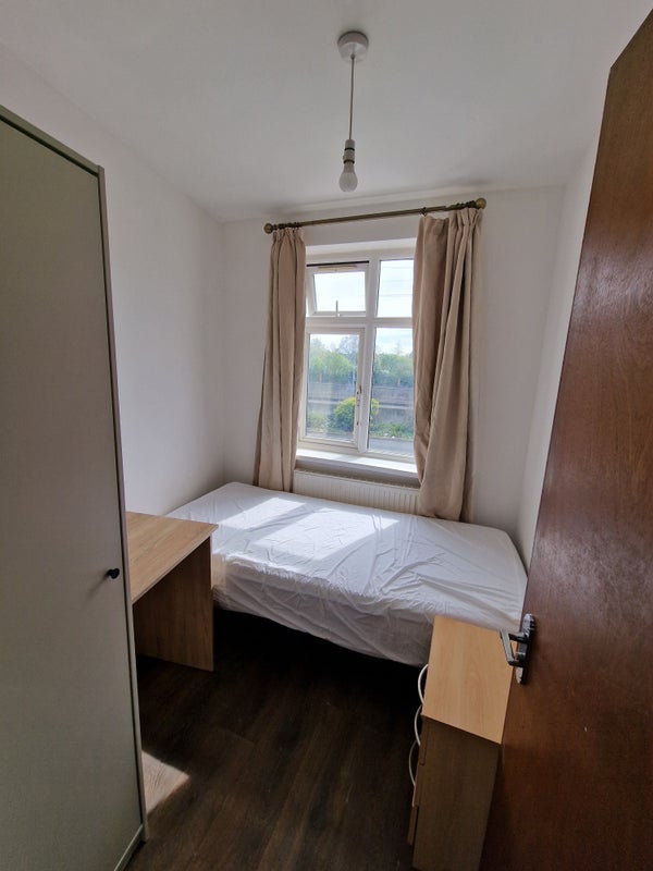 Room Newham Way in Greater London
