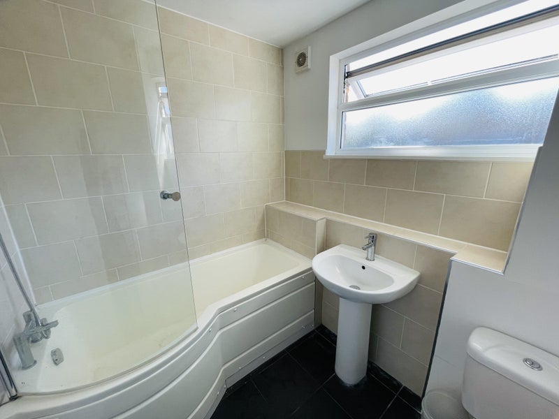 Room Dowdeswell Close in Greater London