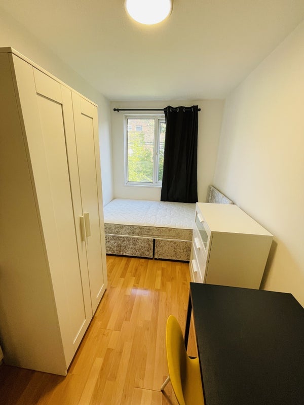 Room Dowdeswell Close in Greater London