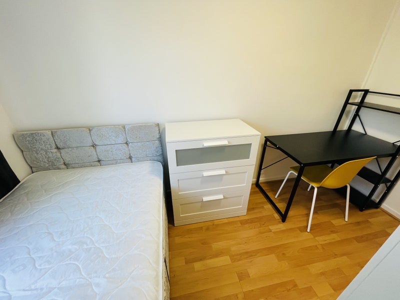 Room Dowdeswell Close in Greater London