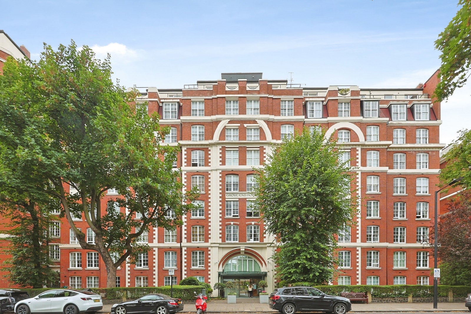 Flat Grove End Road in City of Westminster