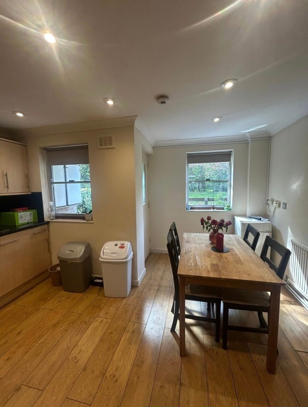 Room Wine Close in Greater London
