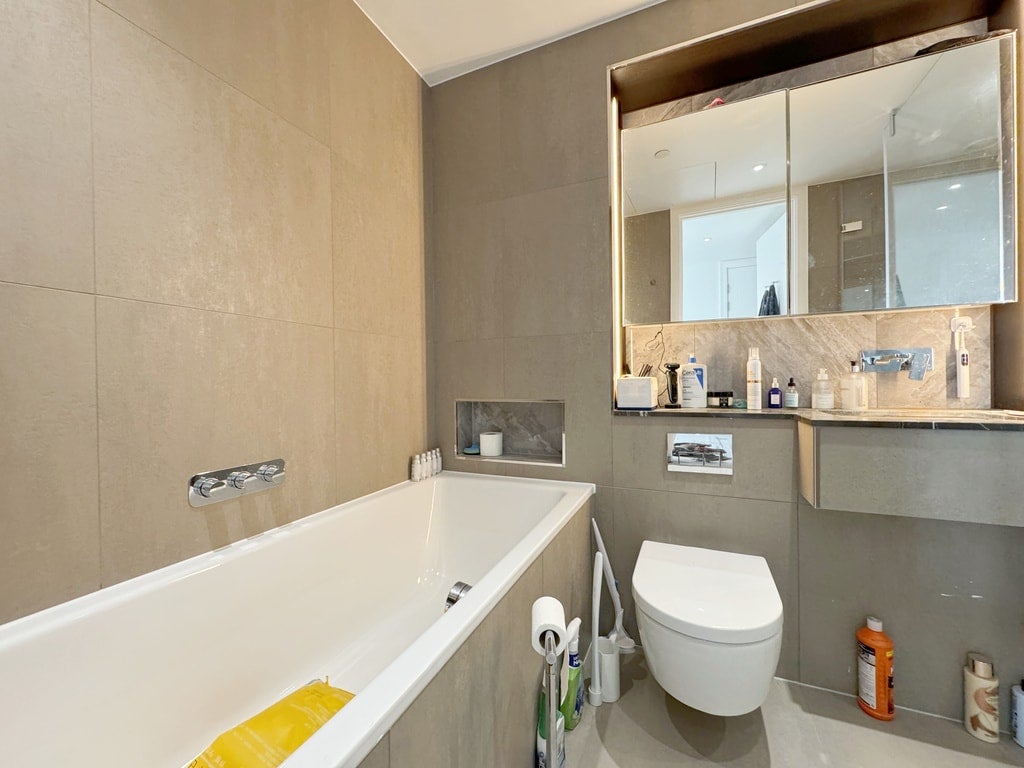 Flat Dingley Road in Greater London