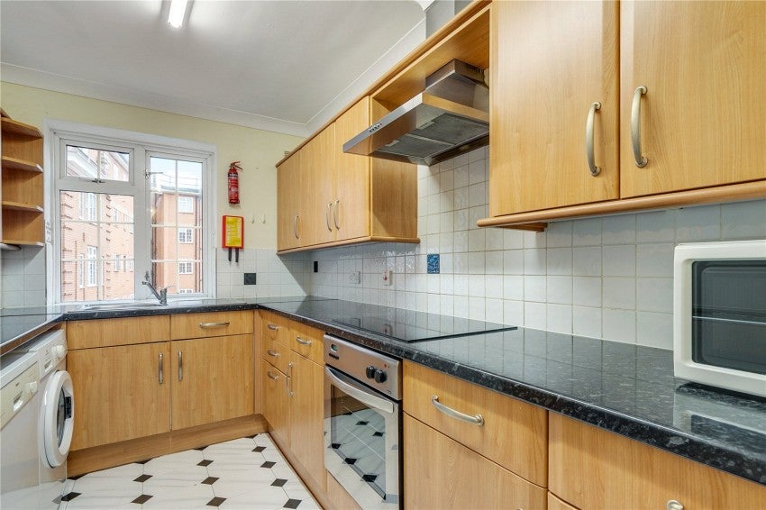 Flat Ravenscourt Gardens in Greater London