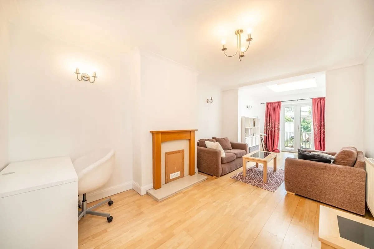 House Waverley Avenue in Greater London