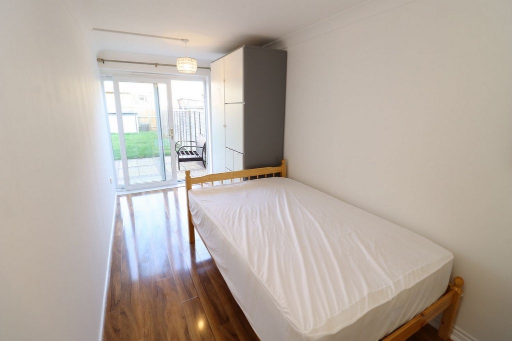 Room Globe Road in Greater London