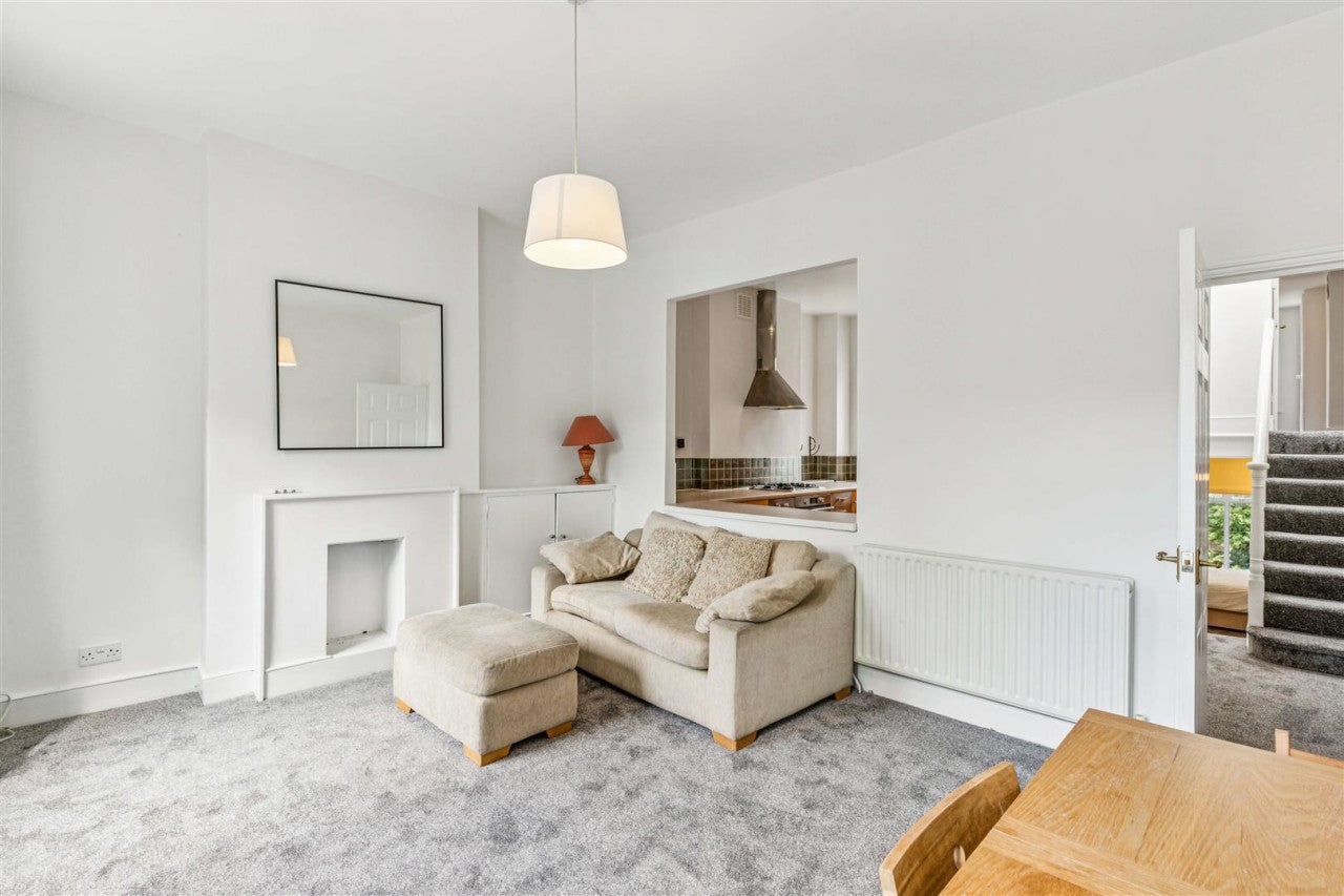 Flat Jelf Road in Greater London
