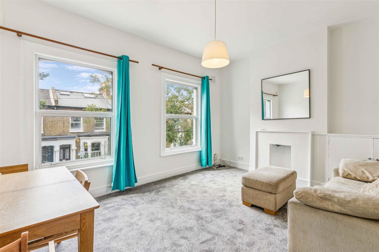 Flat Jelf Road in Greater London