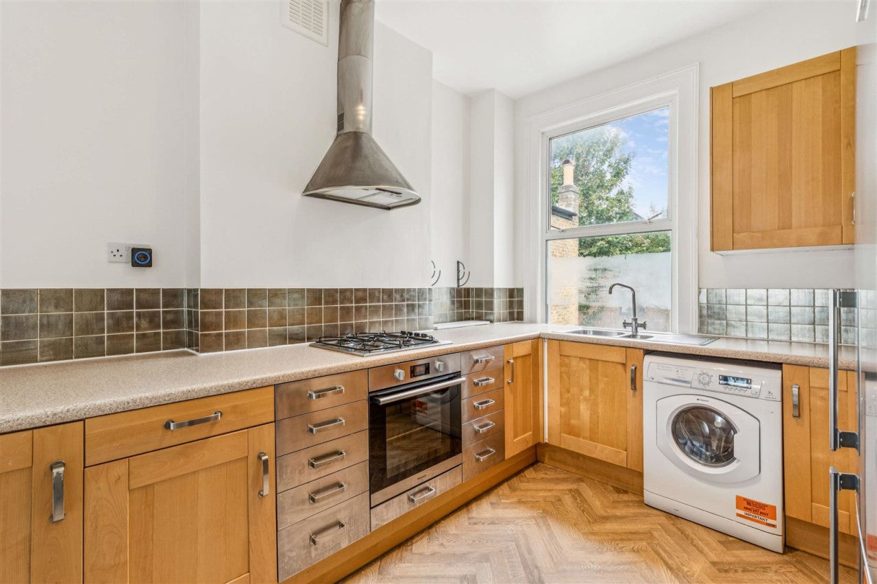 Flat Jelf Road in Greater London