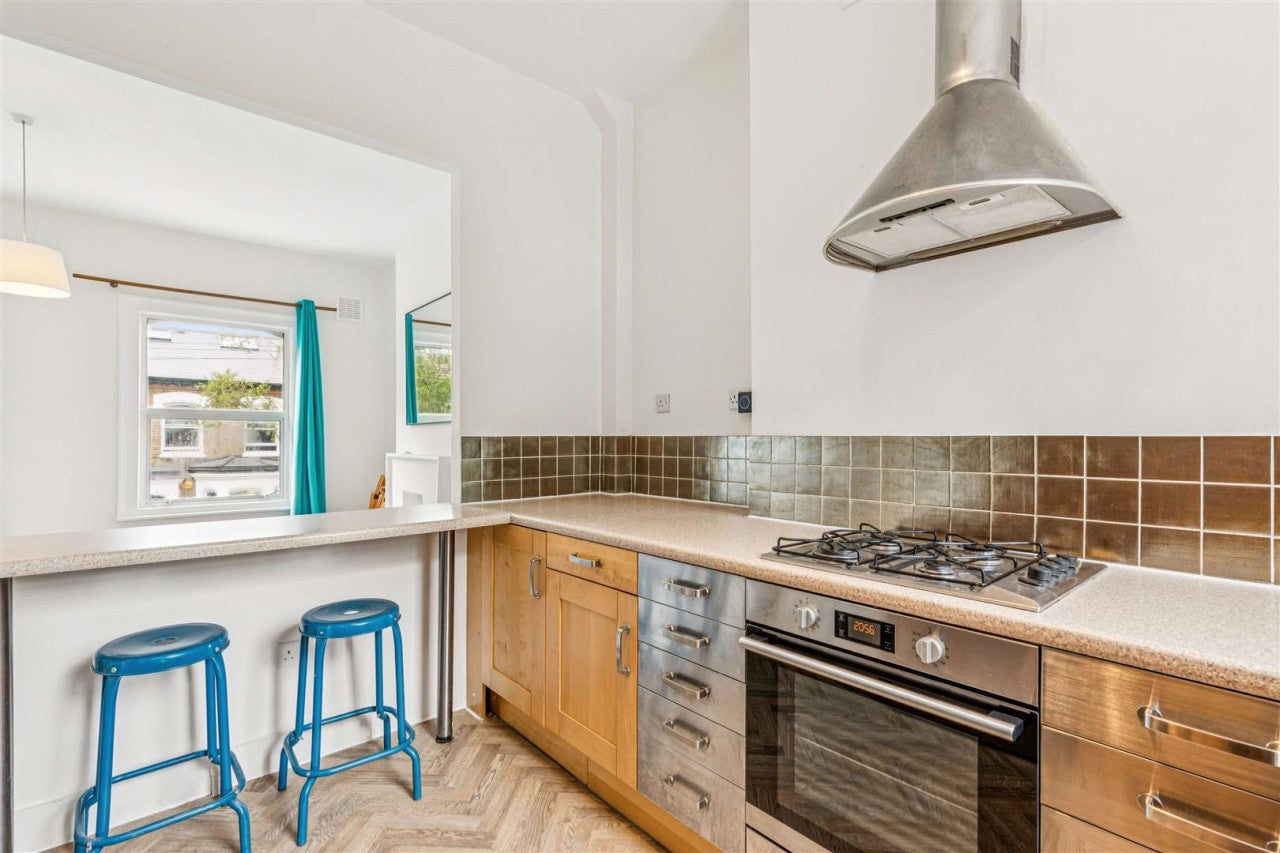 Flat Jelf Road in Greater London
