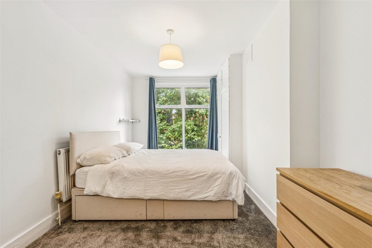 Flat Jelf Road in Greater London