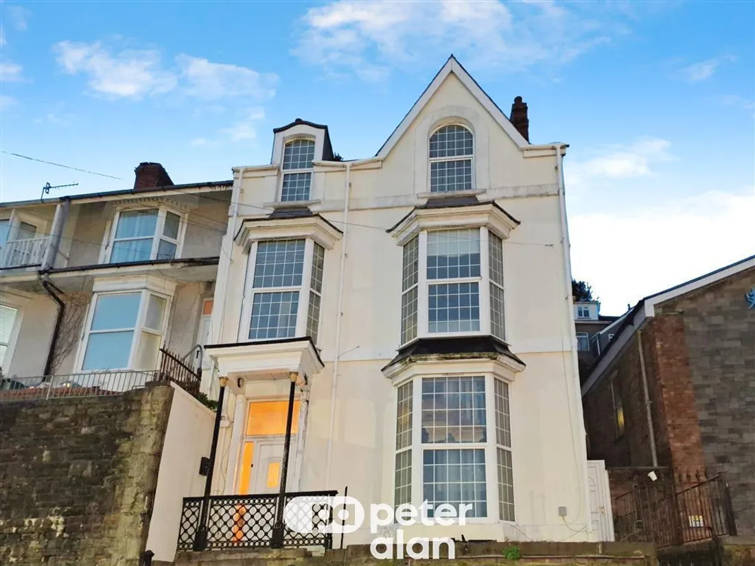 Flat Carlton Terrace in Swansea