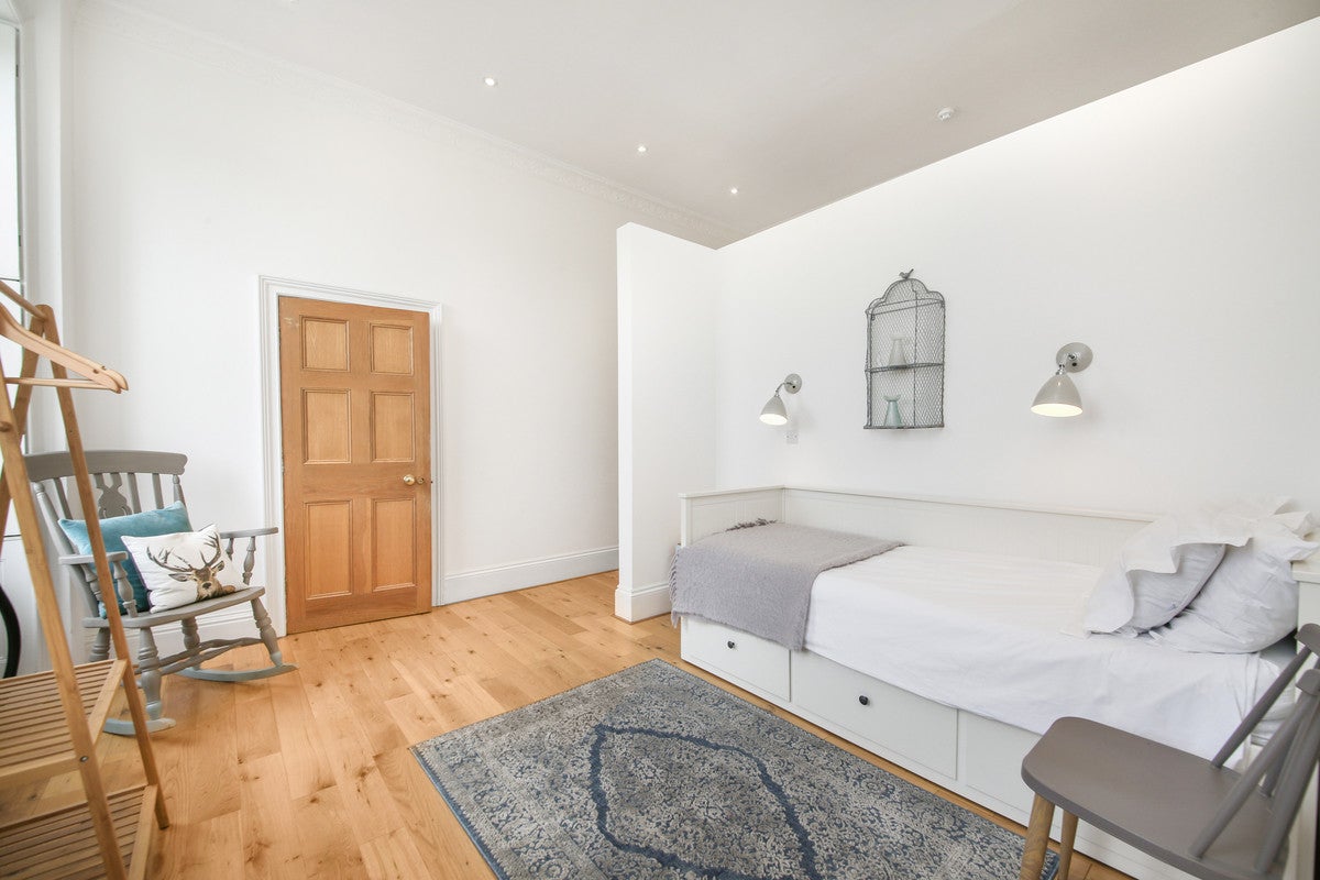 Flat Hampton Court Road in Greater London