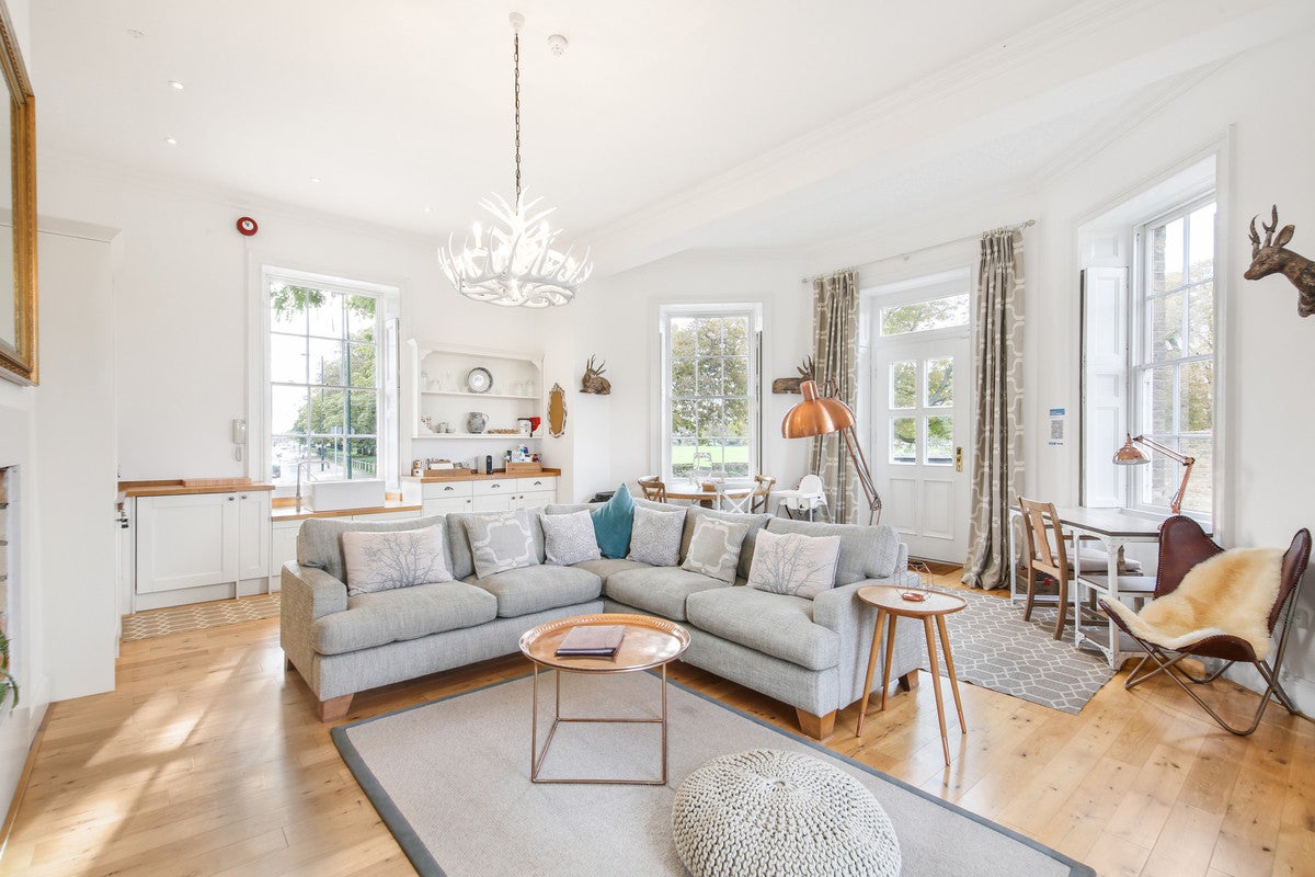 Flat Hampton Court Road in Greater London