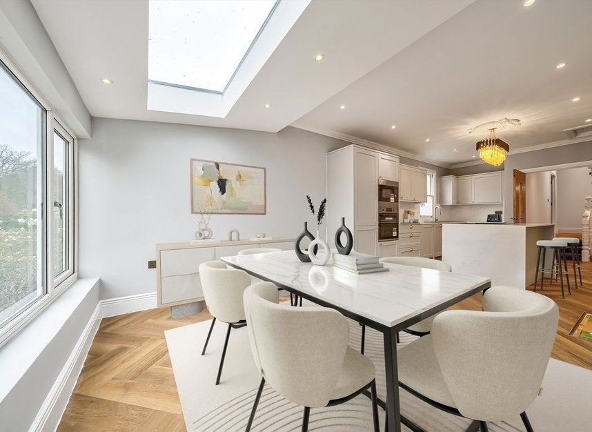 Flat Onslow Gardens in Greater London