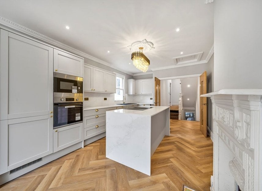 Flat Onslow Gardens in Greater London