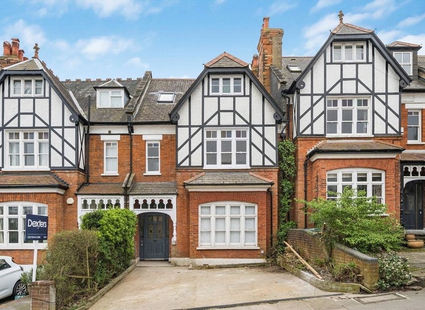 Flat Onslow Gardens in Greater London
